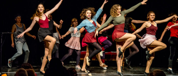 Gruppe tanzender Menschen