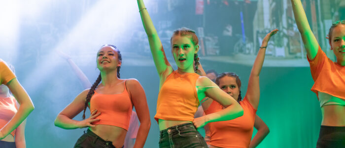 Gruppe tanzender Jugendlicher