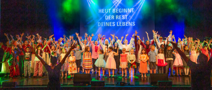 Gruppe tanzender Kinder